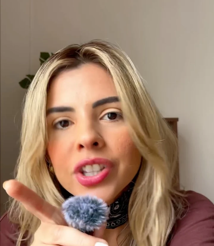 Rayssa segurando microfone e conversando com a câmera